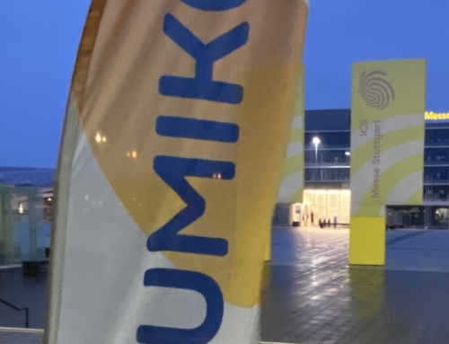 Außenaufnahme bei Dämmerung mit JUMIKO-Fahne vor dem Eingang der Messe Stuttgart – Hinweis auf die Jugendmissionskonferenz 2024.