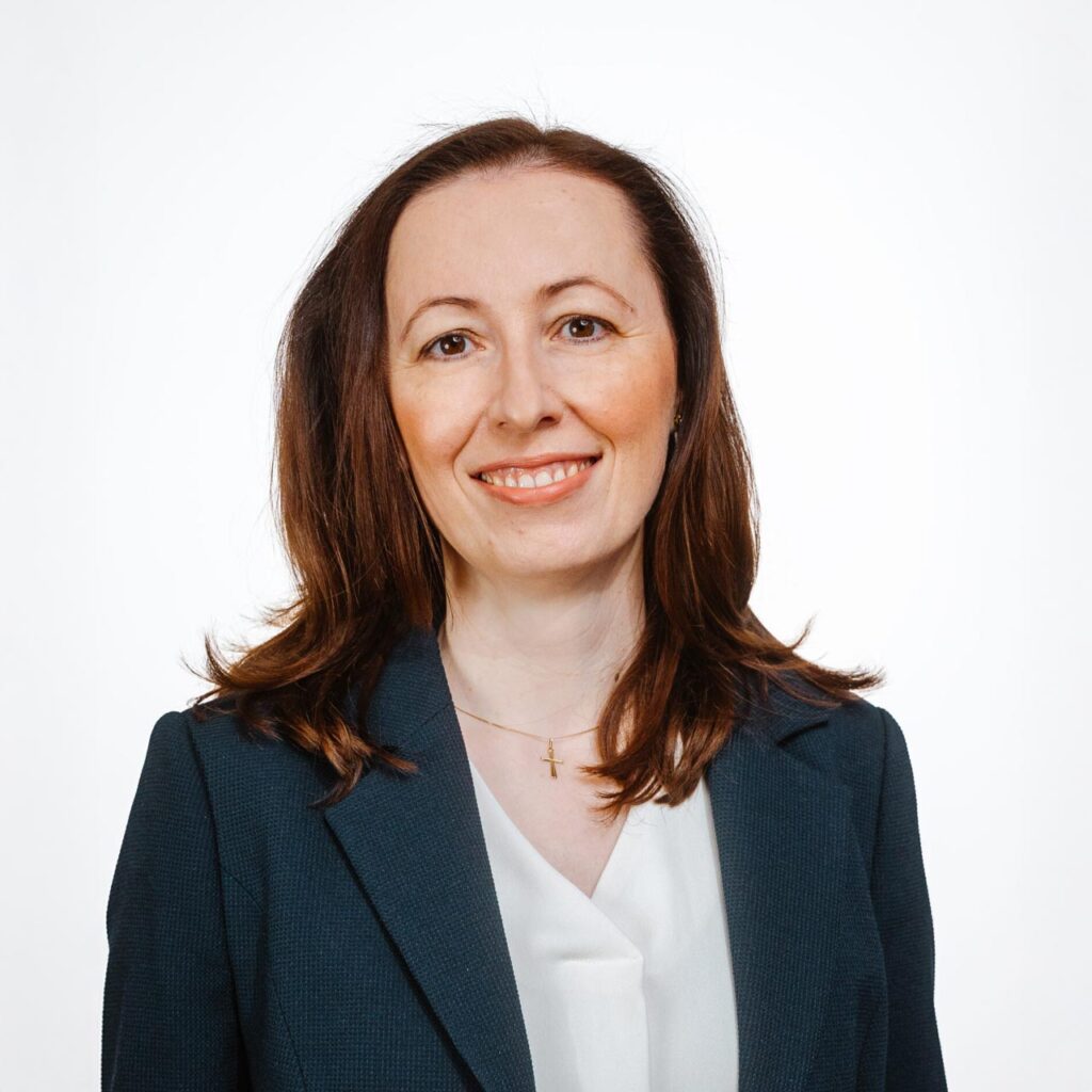 Porträt von Erna Gogesh, Mitglied der ChristusBewegung Lebendige Gemeinde, vor weißem Hintergrund.