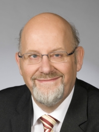 Porträt von Werner Schmückle Mannes mit Brille, Bart und Anzug – offizielles Foto im Kontext evangelischer Gemeindearbeit oder Kirchenleitung.