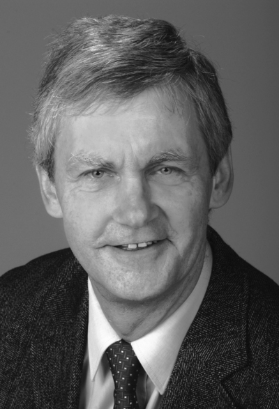 Porträt von Volker Teich, ehemaliger Geschäftsführer der ChristusBewegung Lebendige Gemeinde, in Schwarz-Weiß-Aufnahme mit Anzug und Krawatte.