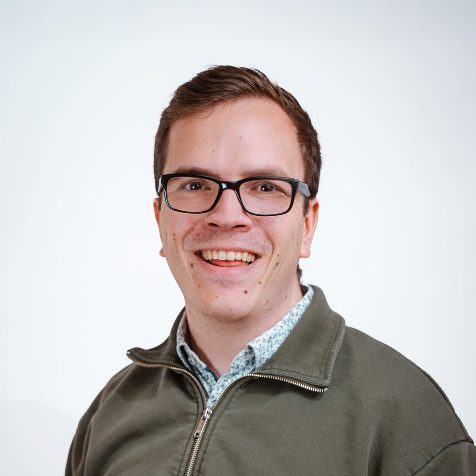 Porträt von Peter Krömer, Kandidat der ChristusBewegung Lebendige Gemeinde für die Wahl zur württembergischen Landessynode 2025 – freundlich lächelnder Mann mit Brille und grünem Pullover vor hellem Hintergrund.