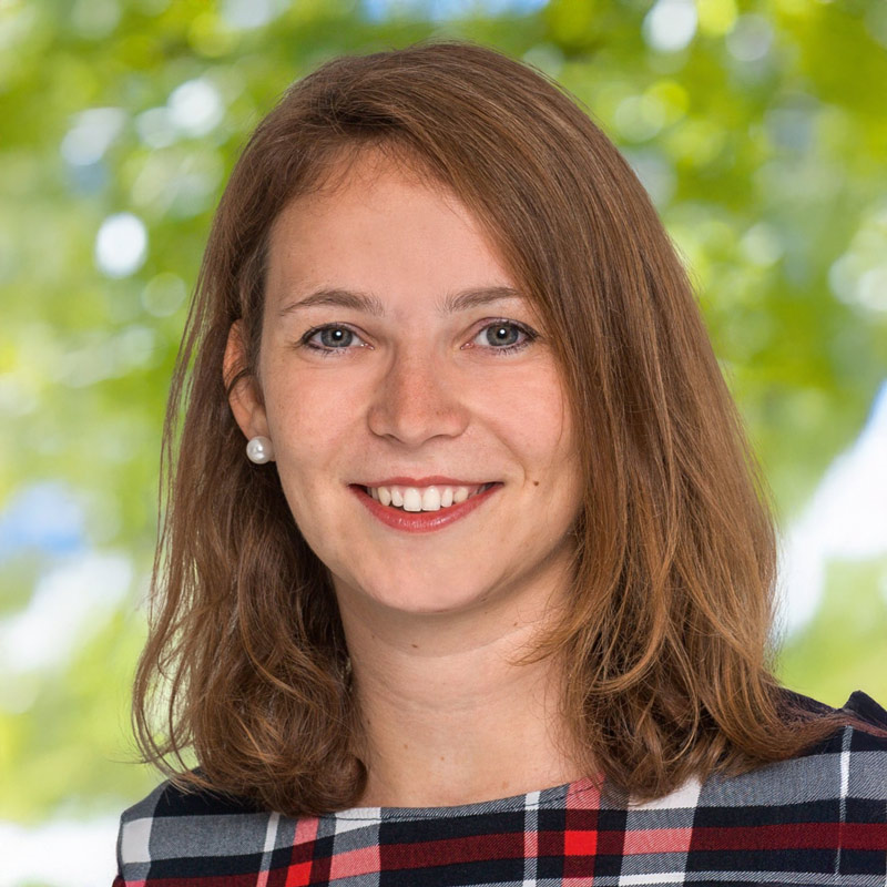 Porträt von Prisca Steeb, Mitglied der Leitung der ChristusBewegung Lebendige Gemeinde – lächelnde Frau mit schulterlangem Haar vor grünem, natürlichem Hintergrund.